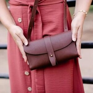 URBAN SOUTHERN Crossbody Wallet Leather Bag Brown Adjustable Strap Brass Snap